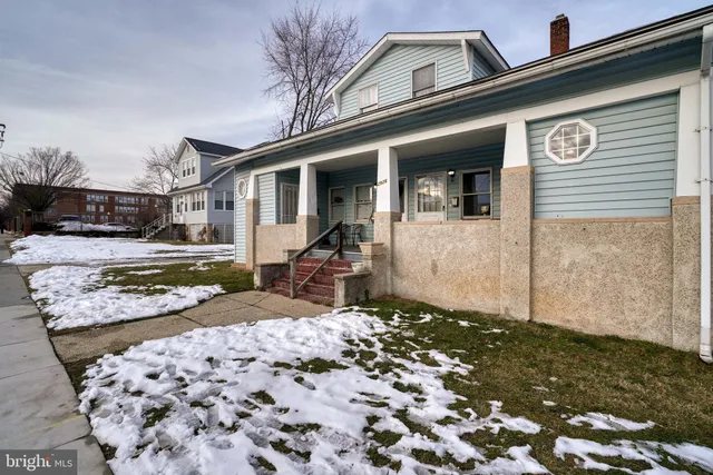 a view of a yard in front of a house