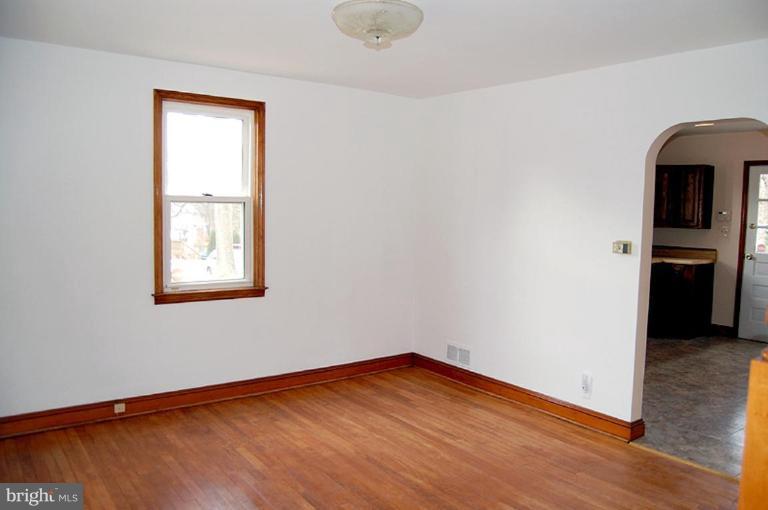 9430 North Laurel Road Laurel, MD 20723 - Photo 7 of 15 Living Room