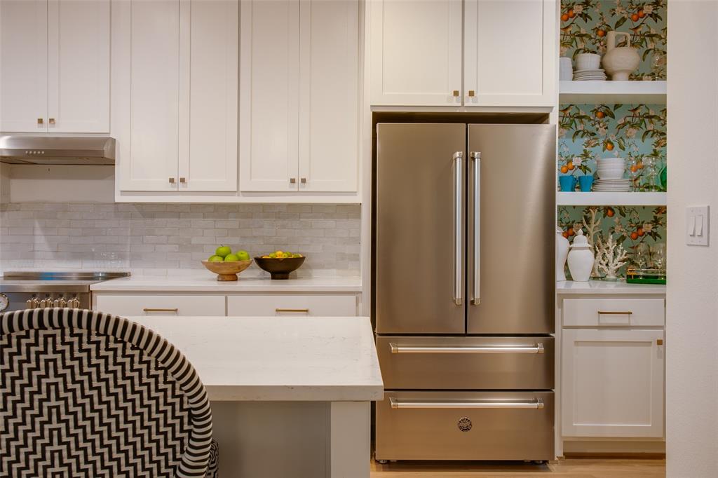 7207 Gaston Avenue, Unit 906 Dallas, TX 75214 - Photo 16 of 34 a kitchen with appliances and cabinets