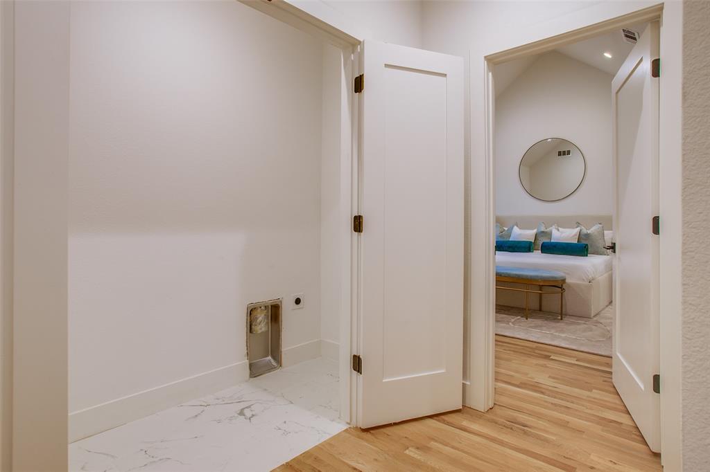 7207 Gaston Avenue, Unit 906 Dallas, TX 75214 - Photo 29 of 34 a bathroom with a sink and a mirror