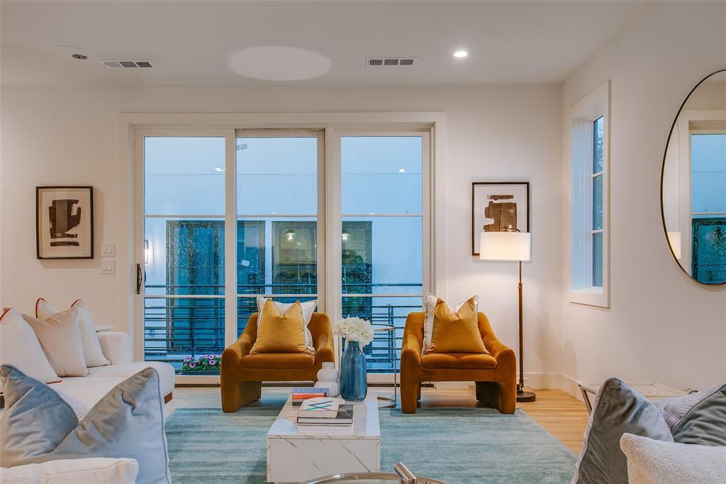 7207 Gaston Avenue, Unit 906 Dallas, TX 75214 - Photo 9 of 34 a living room with furniture and a large window