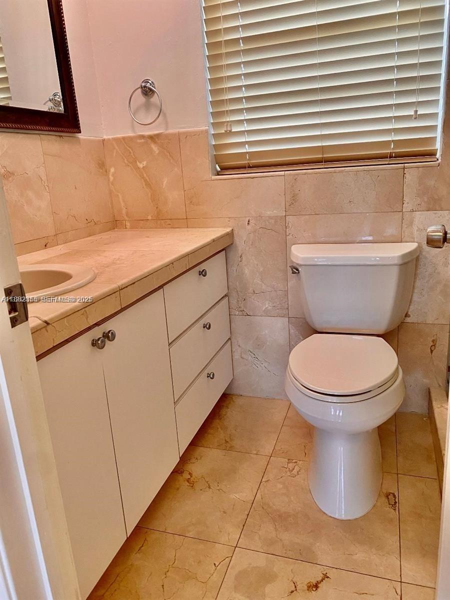 7725 Southwest 86th Street, Unit A1421 Miami, FL 33143 - Photo 4 of 6 a bathroom with a toilet and a sink