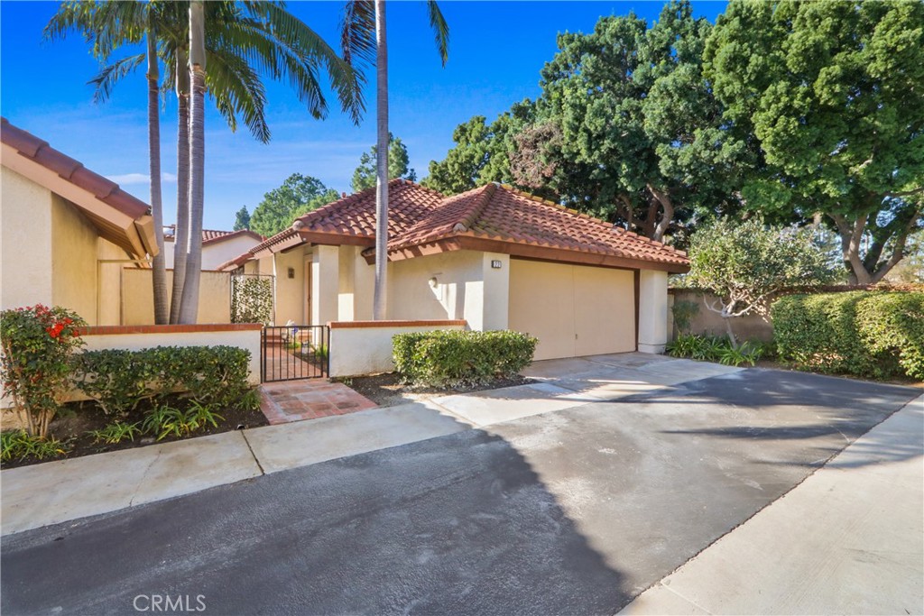 22 Fabriano Irvine, CA 92620 - Photo 2 of 20 a front view of a house with a garden