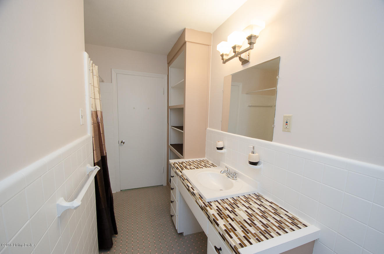 4247 Middlebrook Road Louisville, KY 40207 - Photo 27 of 49 Full Bath