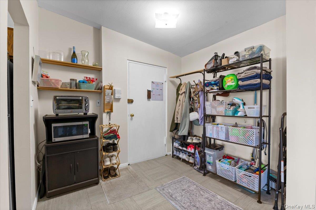 267 North Newbridge Road, Unit 2D Levittown, NY 11756 - Photo 8 of 22 Foyer/Mudroom