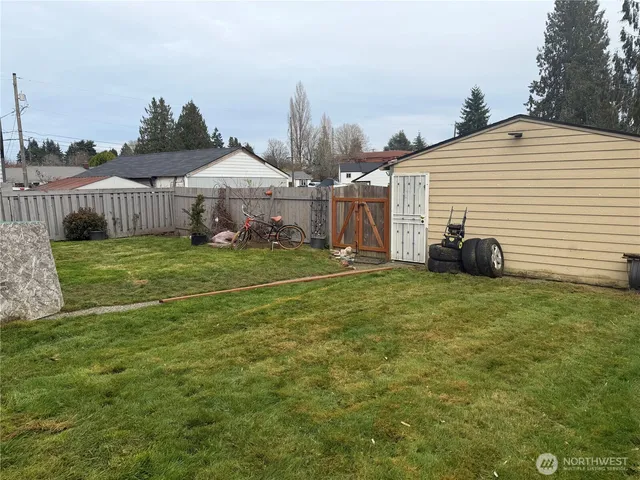 a view of a backyard