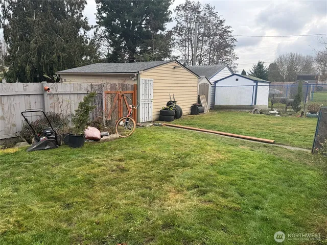 a view of a house with backyard