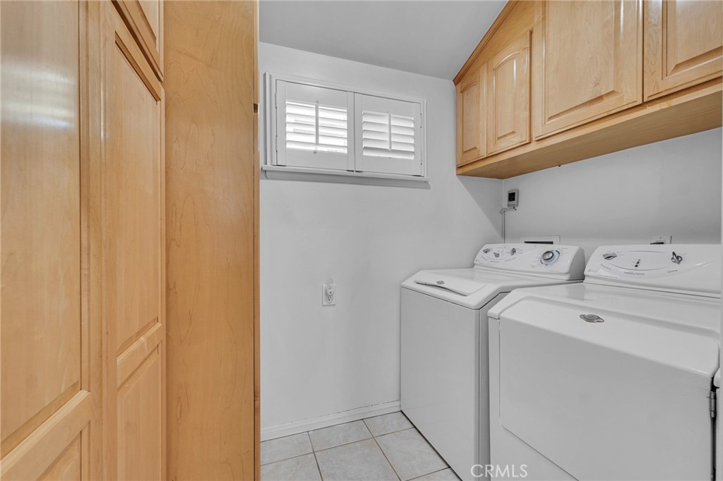 2107 Jolley Drive Burbank, CA 91504 - Photo 13 of 33 a utility room with dryer and washer