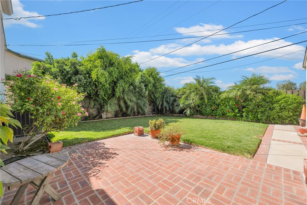 2107 Jolley Drive Burbank, CA 91504 - Photo 25 of 33 a view of a backyard with pathway