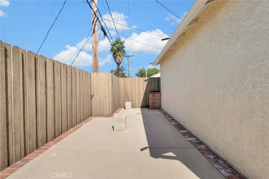 2107 Jolley Drive Burbank, CA 91504 - Photo 26 of 33 a view of a backyard with wooden fence