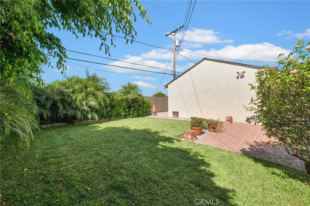 2107 Jolley Drive Burbank, CA 91504 - Photo 27 of 33 a backyard of a house with lots of green space
