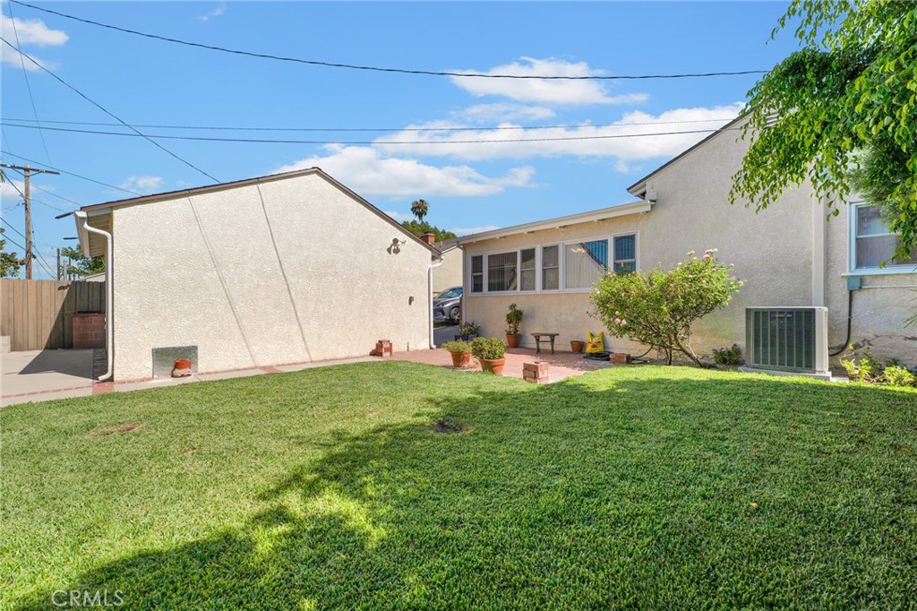2107 Jolley Drive Burbank, CA 91504 - Photo 29 of 33 a house view with a garden space
