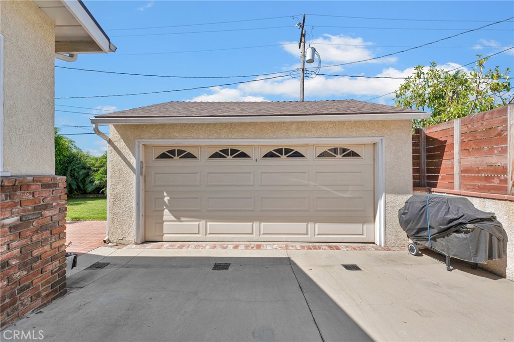 2107 Jolley Drive Burbank, CA 91504 - Photo 30 of 33 a bathroom with a tub and a window