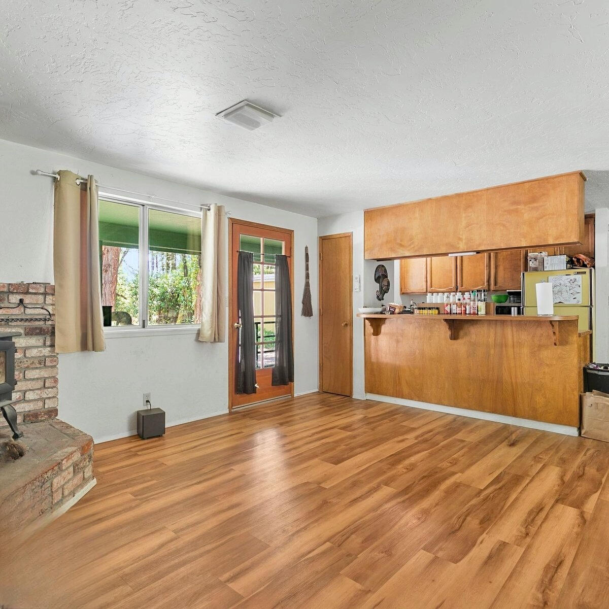 824 Tetherow Road Williams, OR 97544 - Photo 5 of 20 living room to entry