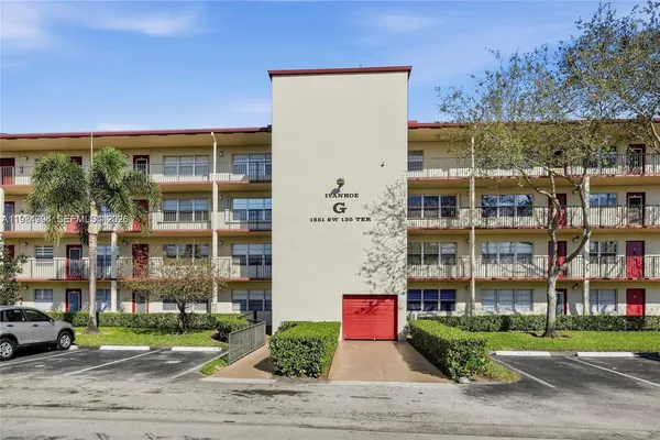 $1,900 | 1551 Southwest 135th Terrace, Unit 111G, Pembroke Pines, FL 33027