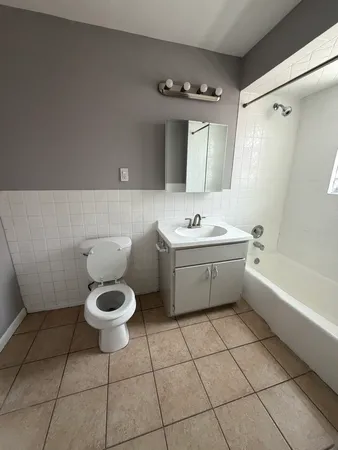 $1,800 | 10401 South Ewing Avenue, Unit 1R, Chicago, IL 60617