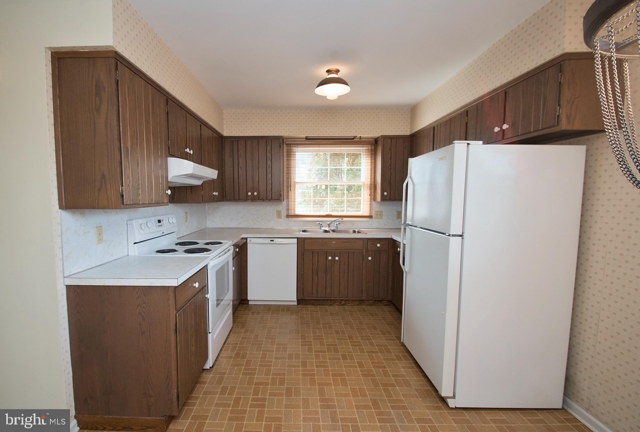 156 Castleton Drive Reading, PA 19607 - Photo 7 of 31 Kitchen