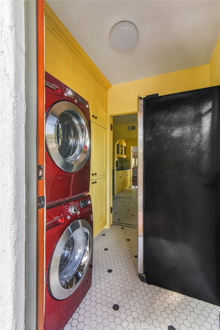8246 4th Street Los Angeles, CA 90048 - Photo 22 of 38 a utility room with dryer and washer