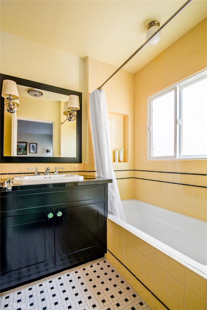 8246 4th Street Los Angeles, CA 90048 - Photo 32 of 38 a bathroom with a sink a vanity and a bathtub