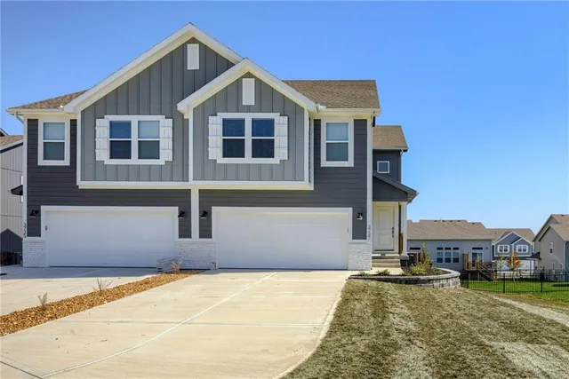 $2,600 | 3735 Southwest Knoxville Court, Lee's Summit, MO 64082