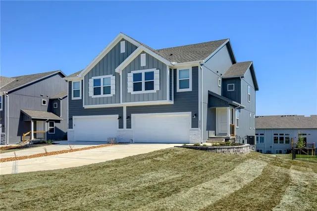 $2,600 | 3735 Southwest Knoxville Court, Lee's Summit, MO 64082