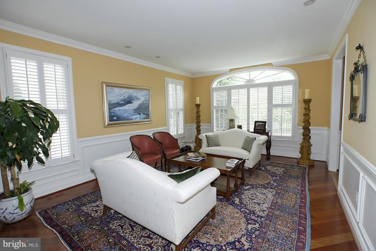 1112 Round Pebble Lane Reston, VA 20194 - Photo 15 of 26 Living Room