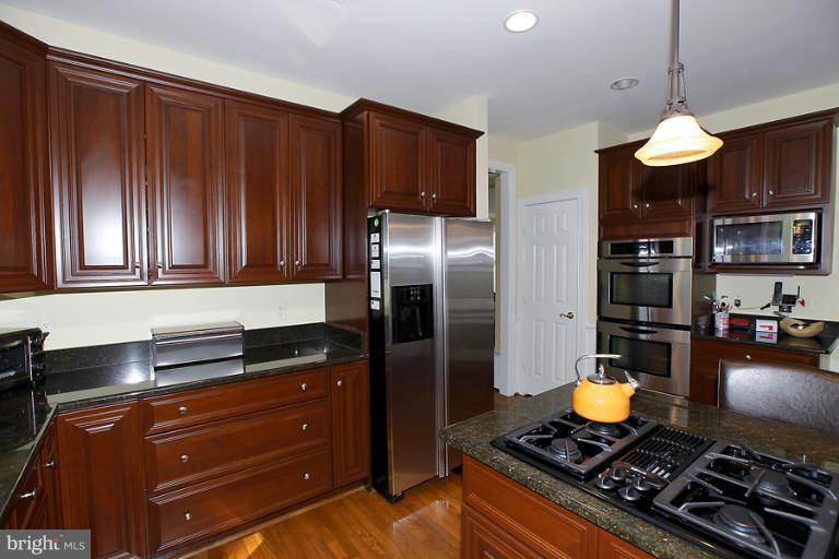1112 Round Pebble Lane Reston, VA 20194 - Photo 16 of 26 Kitchen