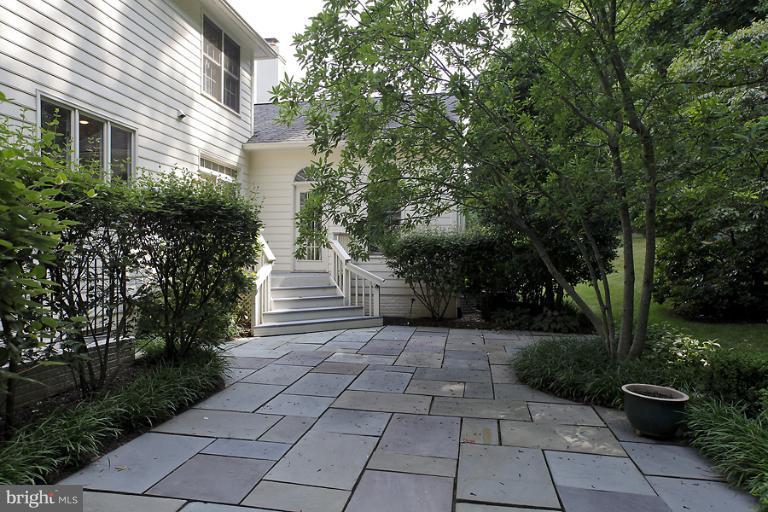 1112 Round Pebble Lane Reston, VA 20194 - Photo 17 of 26 Exterior (Rear)