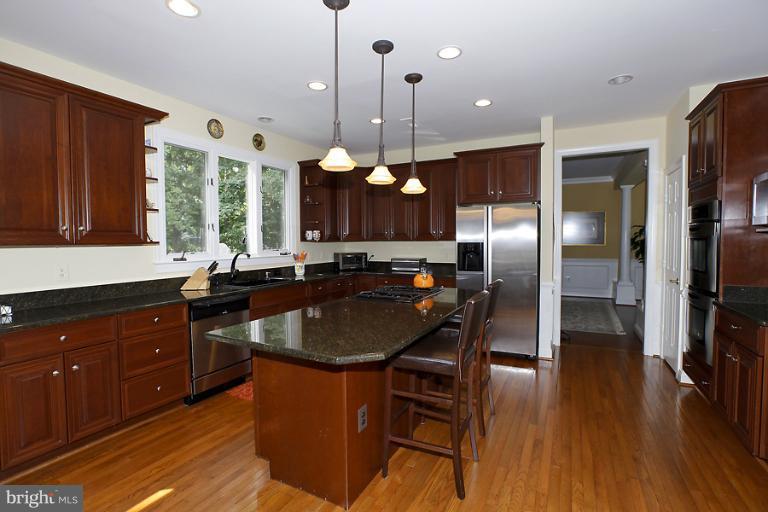 1112 Round Pebble Lane Reston, VA 20194 - Photo 25 of 26 Kitchen