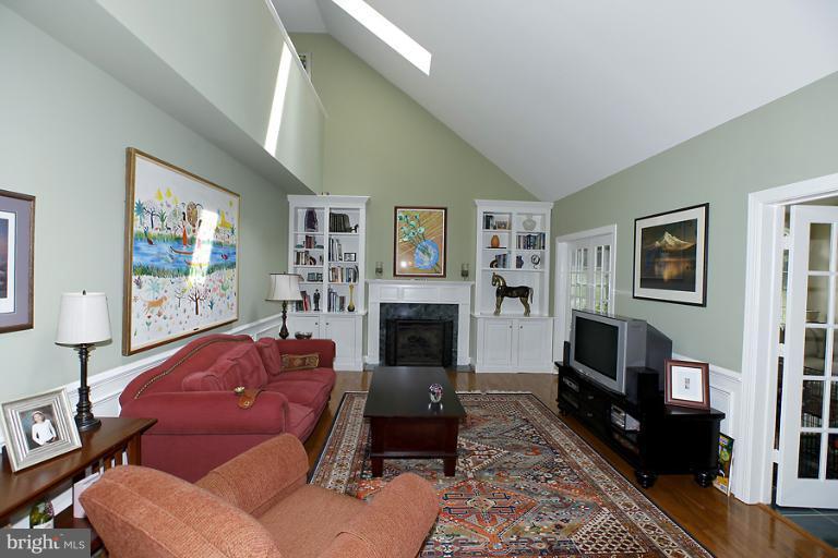 1112 Round Pebble Lane Reston, VA 20194 - Photo 10 of 26 Family Room