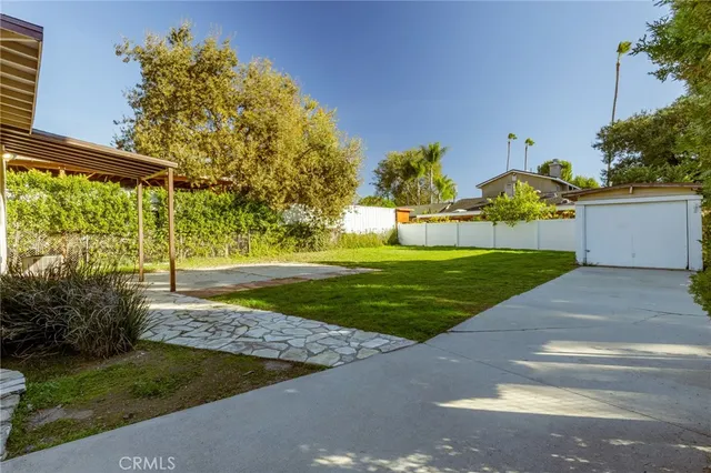 a view of a back yard