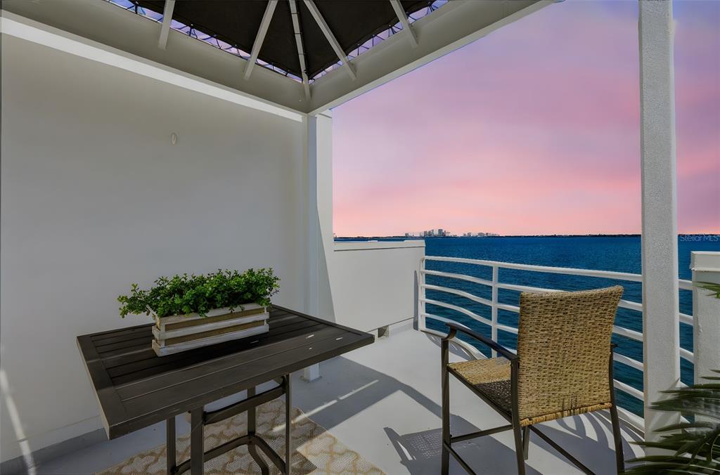 4950 Bayshore Boulevard, Unit 23 Tampa, FL 33611 - Photo 31 of 40 a backyard of a house with table and chairs