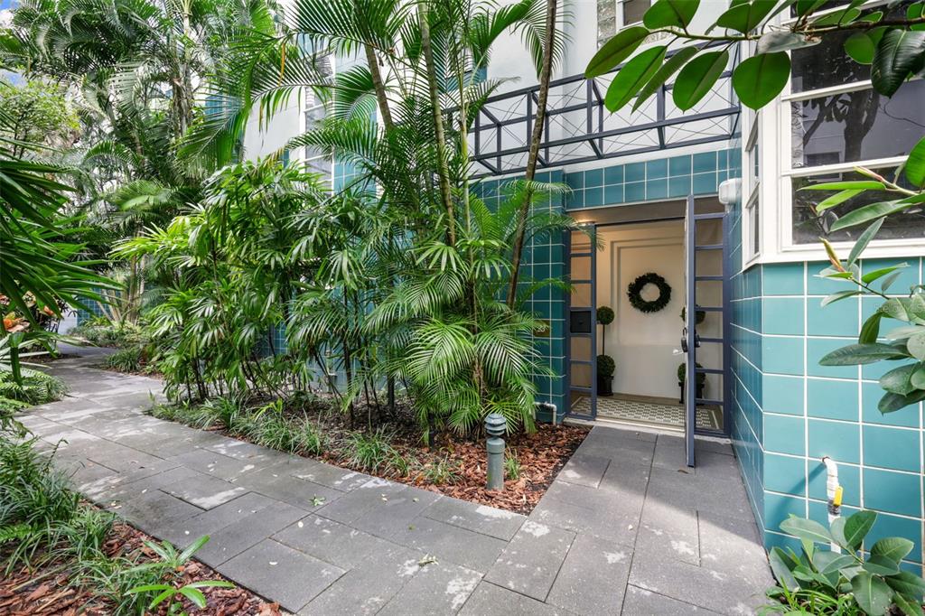 4950 Bayshore Boulevard, Unit 23 Tampa, FL 33611 - Photo 33 of 40 a house with a tree in front of it