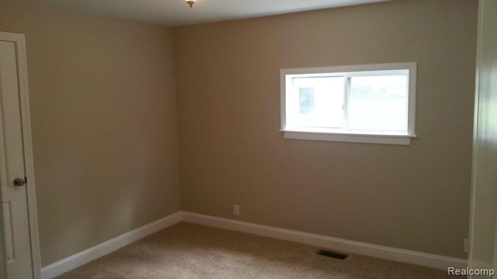 737 South Hospital Road Waterford, MI 48327 - Photo 28 of 41 20150826_102626.jpg