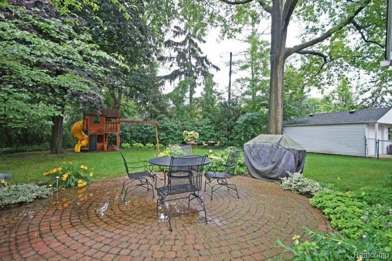 401 Roland Court Grosse Pointe, MI 48236 - Photo 2 of 25 DSC02383.JPG