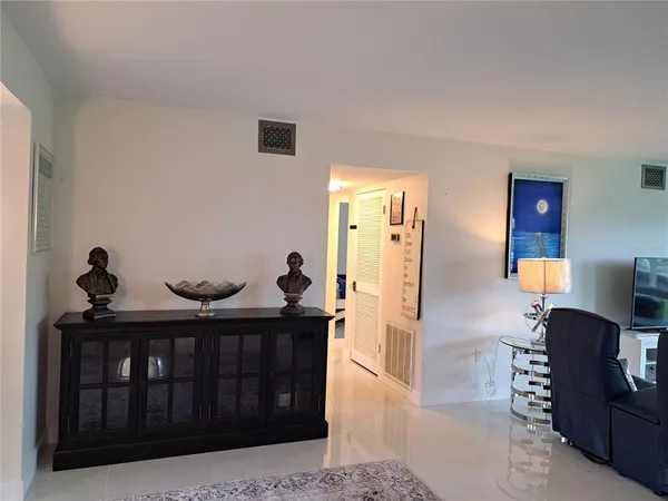 a view of entryway with livingroom