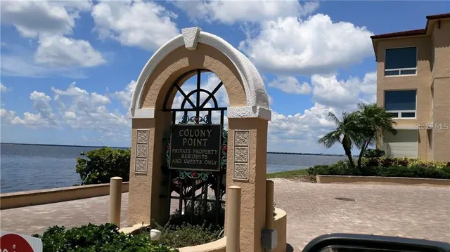 a view of entryway with garden