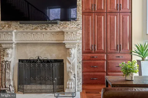 $1,400,000 | 802-10 Locust Street, Unit 201, Philadelphia, PA 19107