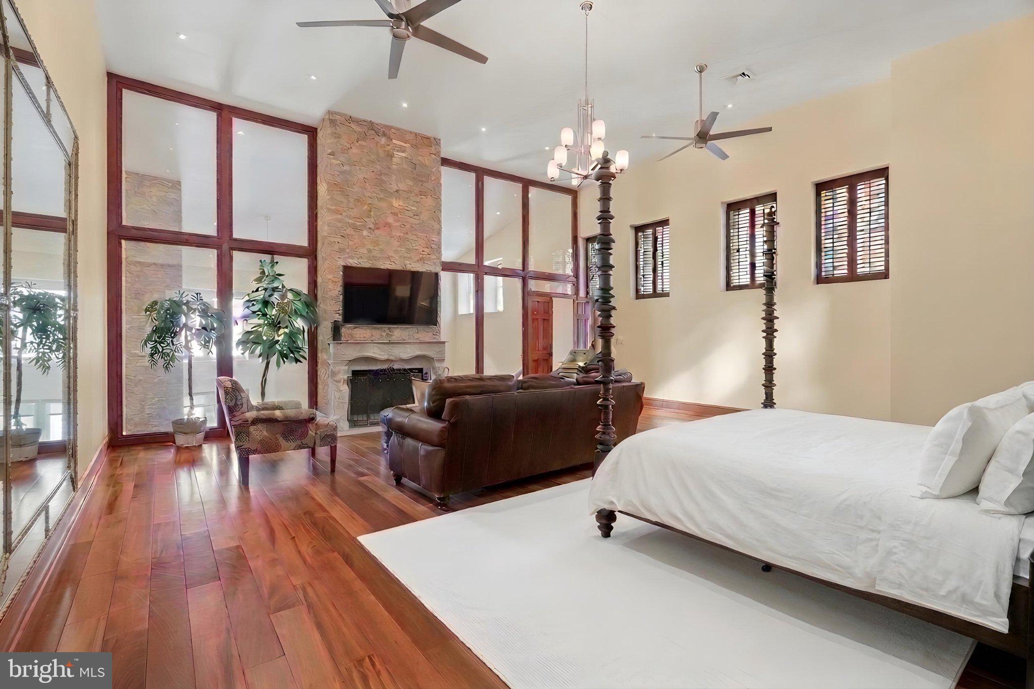 802 Locust Street, Unit 201 Philadelphia, PA 19107 - Photo 33 of 53 Top floor primary suite