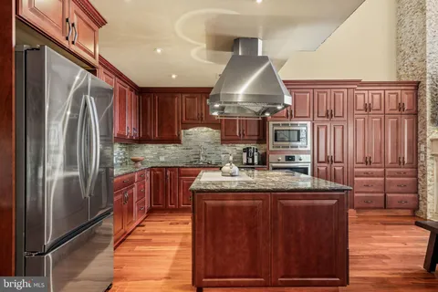 $1,400,000 | 802-10 Locust Street, Unit 201, Philadelphia, PA 19107