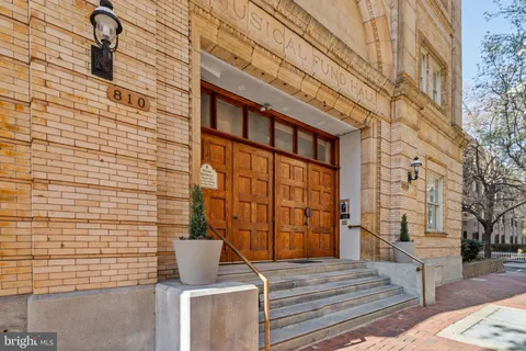 $1,400,000 | 802-10 Locust Street, Unit 201, Philadelphia, PA 19107