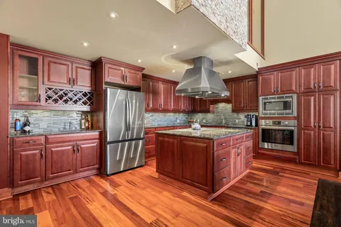 $1,400,000 | 802-10 Locust Street, Unit 201, Philadelphia, PA 19107