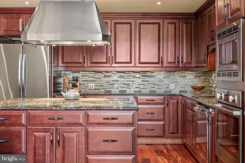 $1,400,000 | 802-10 Locust Street, Unit 201, Philadelphia, PA 19107