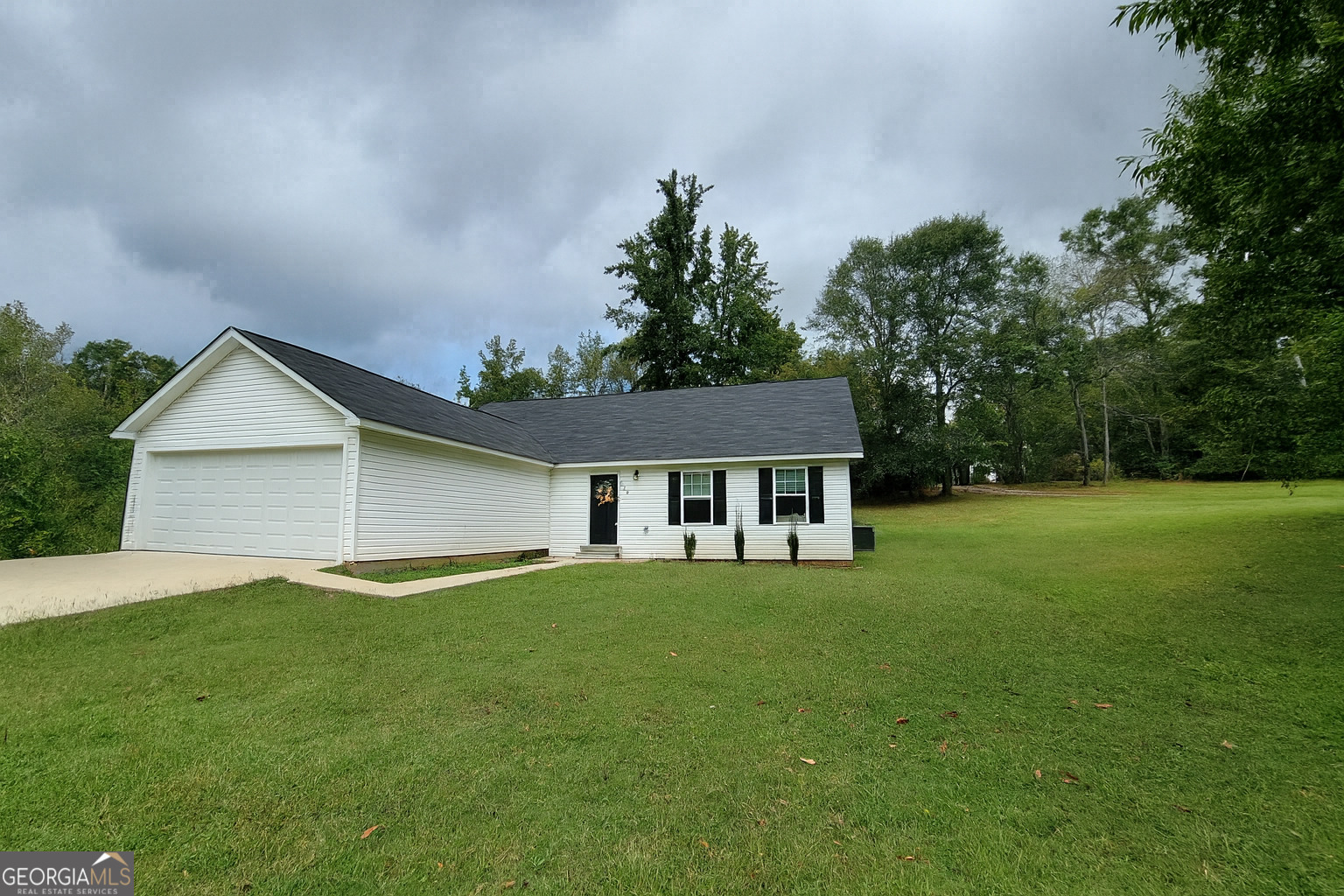 524 Louina Road Roanoke, AL 36274 - Photo 2 of 24 a front view of house with yard and green space