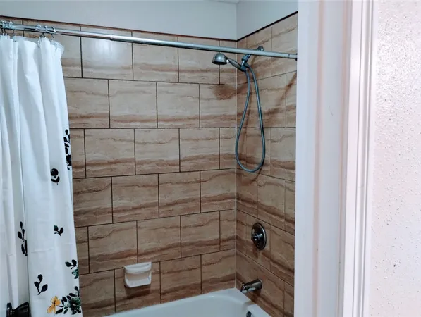 $1,050 | 11201 Lynbrook Drive, Unit 3807, Houston, TX 77042