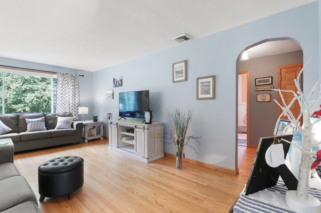 27 Rugby Street Holyoke, MA 01040 - Photo 5 of 38 Gallery Image 5