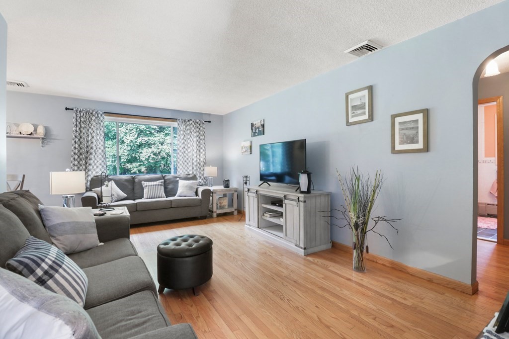 27 Rugby Street Holyoke, MA 01040 - Photo 7 of 38 Gallery Image 7