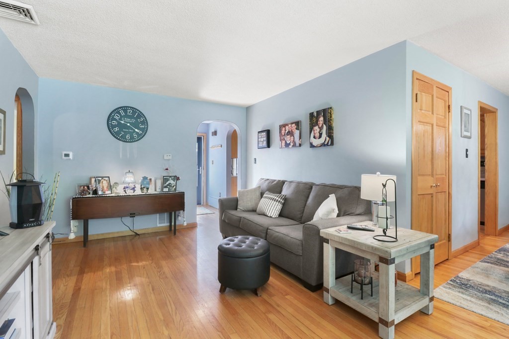 27 Rugby Street Holyoke, MA 01040 - Photo 8 of 38 Gallery Image 8