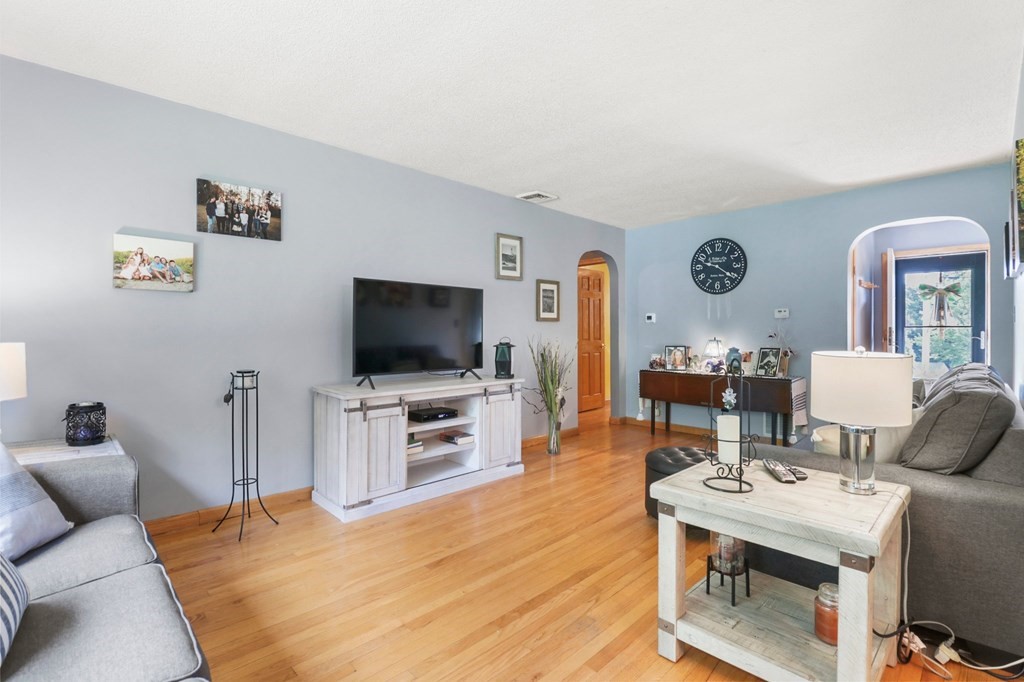 27 Rugby Street Holyoke, MA 01040 - Photo 9 of 38 Gallery Image 9