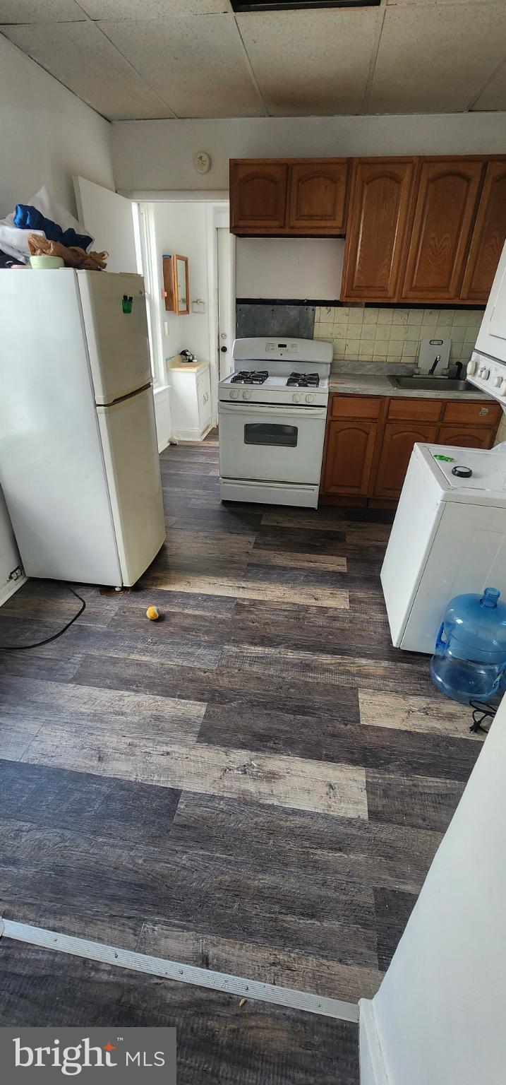 645 North 10th Street Reading, PA 19604 - Photo 21 of 27 a view of kitchen and microwave